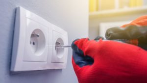 Comment remplacer une prise électrique ?