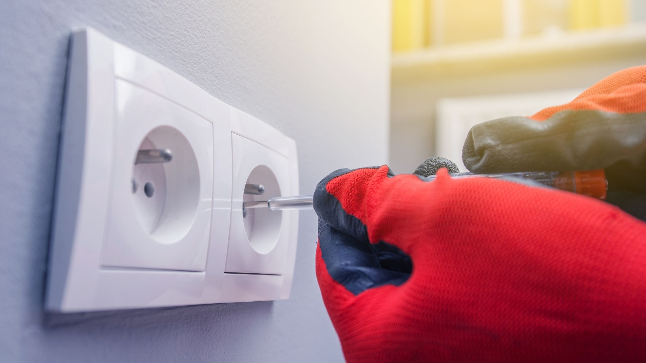 Comment remplacer une prise électrique ? Tuto & Conseils électricien >>