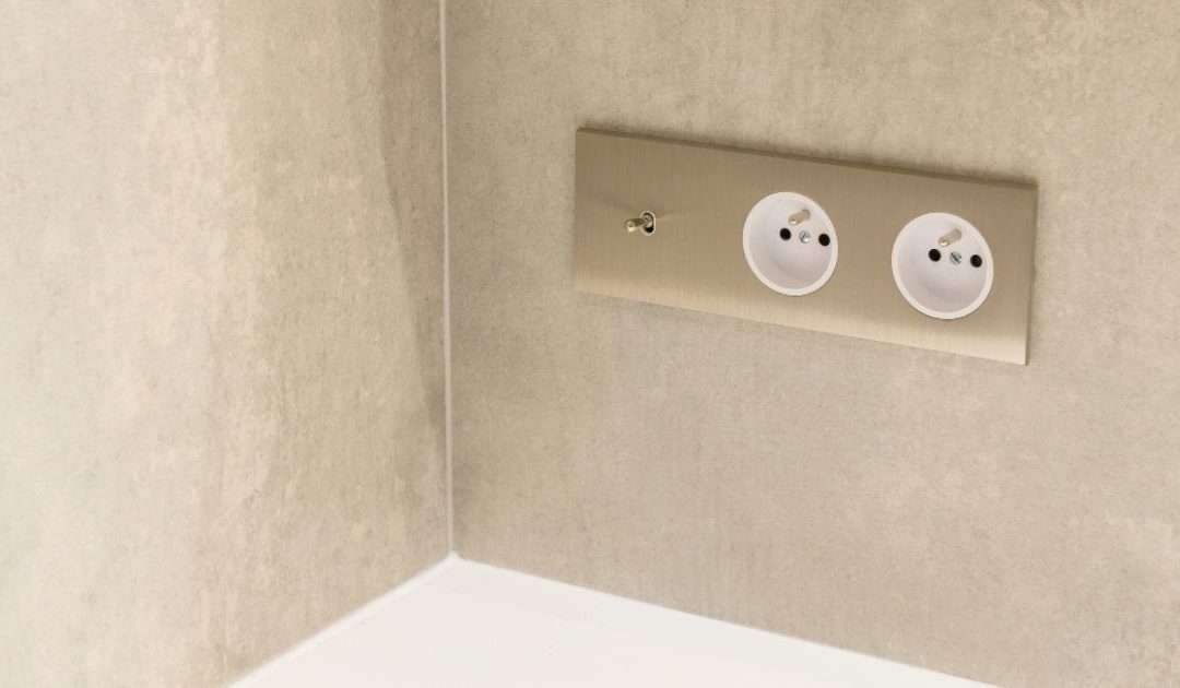 Comment installer une prise électrique dans la salle de bain ?