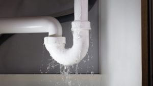 Intervention urgente fuite : comment contacter un plombier ?