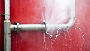 Réparation problème fuite d'eau : quel plombier contacter ?